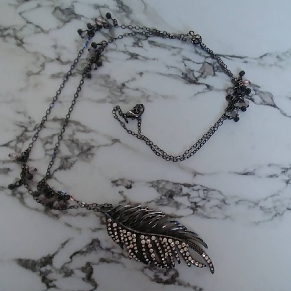 Feather pendant necklace